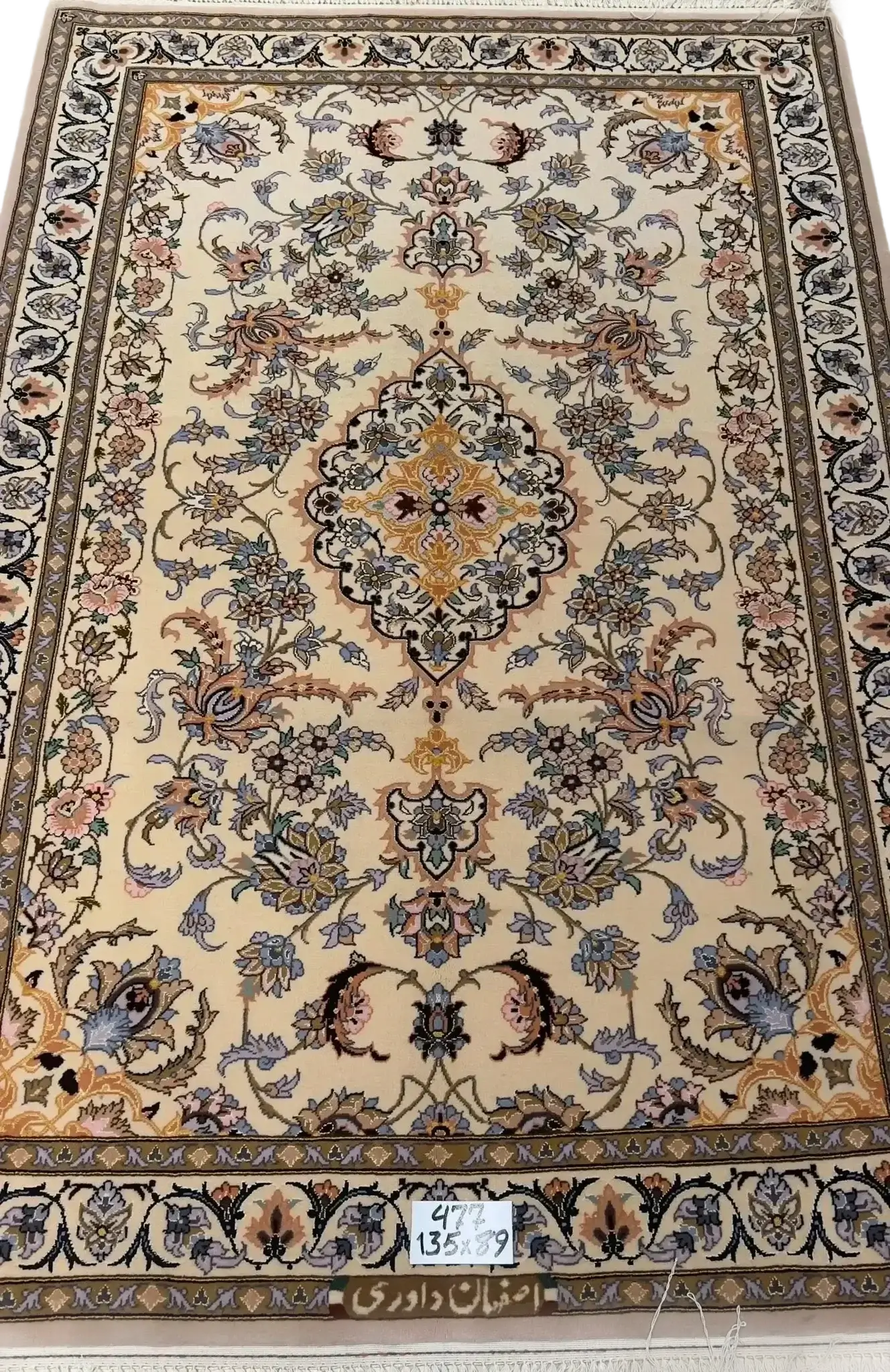Traditional Persian rug with floral design, 135x89 cm